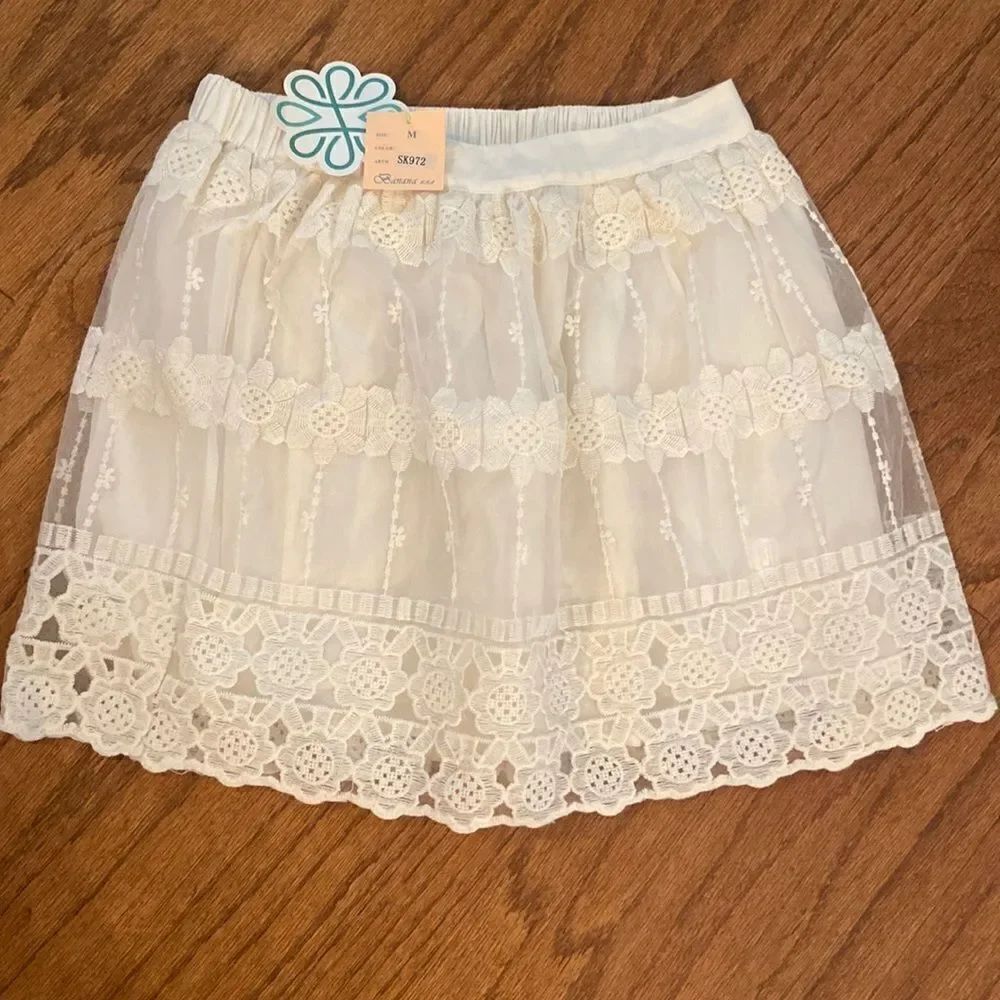 NWT Banana skirt, cream colored, with beautiful lace type crochet on top M